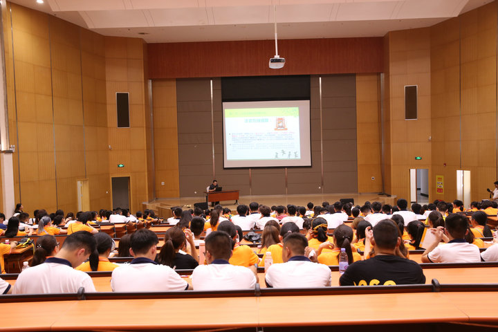 9月8日下午，龚永博法官走进武汉学院，举办开学季大学生法律课堂讲座.jpg