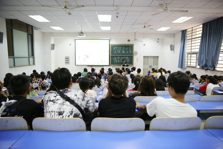9月18日下午，魏俊法官走进华中科技大学文华学院，举办开学季大学生法律课堂讲座.jpg