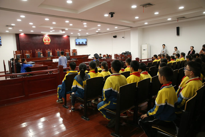 11月15日，光谷第五小学师生到我院开展模拟开庭.jpg